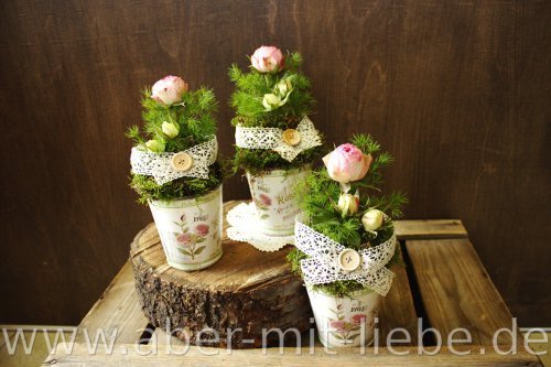 Vintagedeko, Vintagetopf mit Gesteck, Vintagegesteck mit Rose und Schleierkraut, rosa Vintage-Gesteck