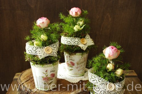 Vintagedekoration, Rose und Schleierkraut mit Hkelspitze, Holzknopf, Gesteck in Rosa