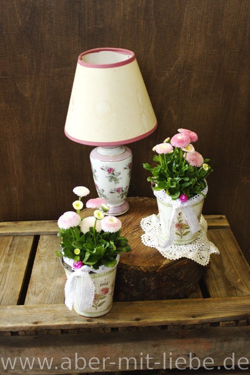 Vintagedeko mit Lampe, Bellis, Hkelspitze, Spitzenband, rosa Deko, Vintage