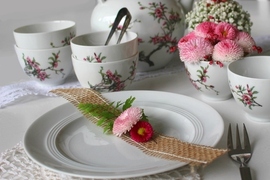 Tischdeko, Vintage, Vintagedeko, einfache Deko, Teeservice mit Blumen, altes Porzellan, Bellis