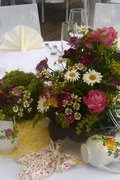 Vintage-Tischdeko, bunte Blumen, Hochzeit, Vintage, alte Tassen