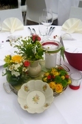 Tischdeko Vintage Hochzeit, Tortenplatte, Porzellanschale, Gestecke in gelb rot grn, Hochzeitsdeko Vintage