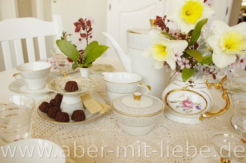 Tischdeko Vingtage, Tischdekoration Frühling, Vintage Porzellan, Narzissen, Kirschblüten,