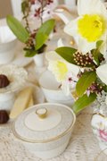 Tischdeko Frühling, Vintage, Narzisse, Kirschblüten, Spitzendeckchen, Vintage Porzellan