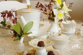 Tischdeko Frühling, Vintage, gold, weiß, Porzellan Vintage, Narzisse, Kirschblüten, Tischdekoration